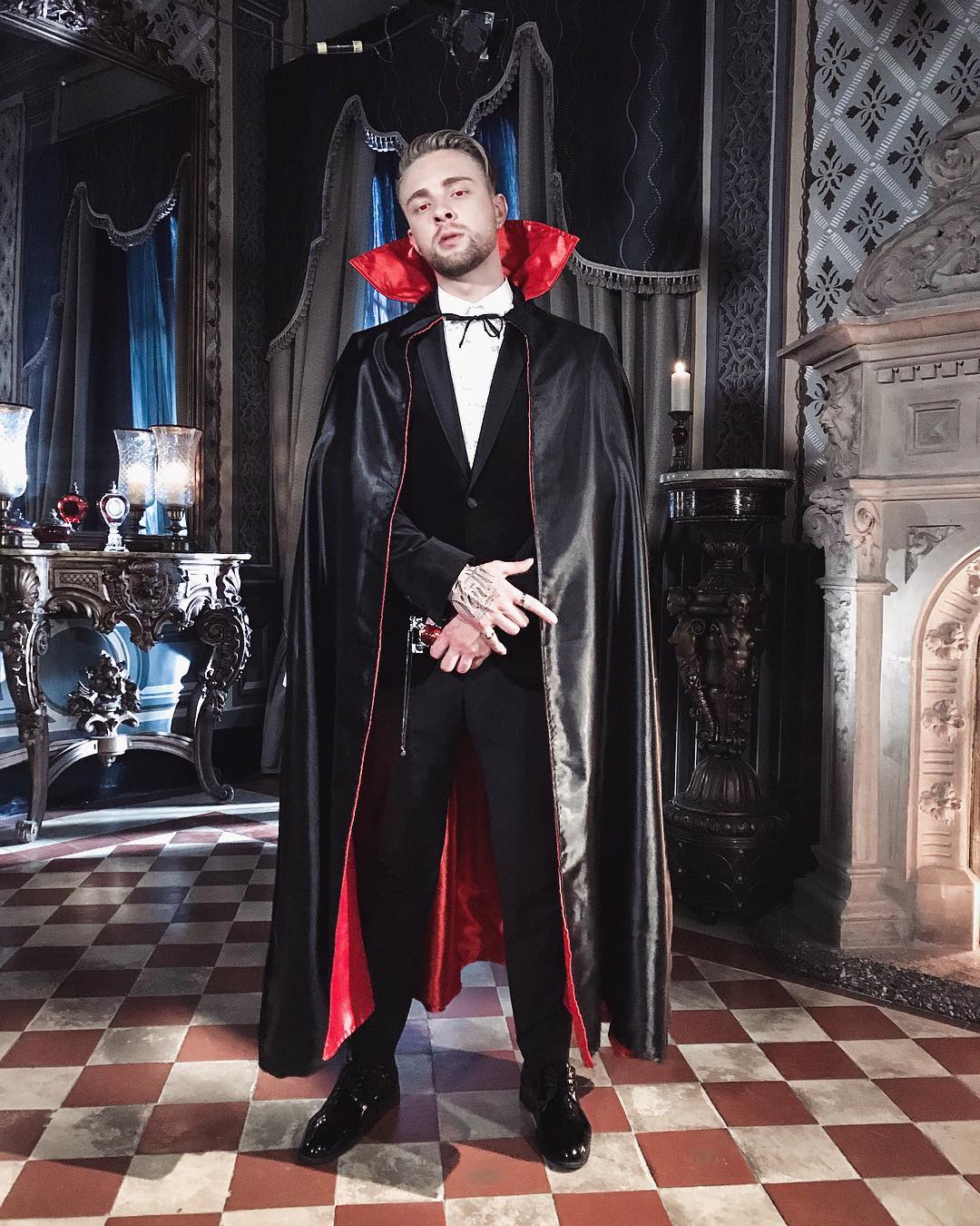 Егор Крид в костюме вампира