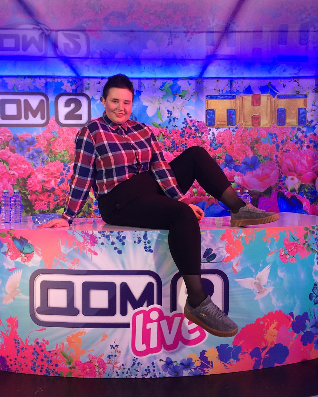 Приход черно на дом. Приход черно на дом. Саша черно на лобном на острове. Саша черно приход на дом. Приход черно на дом.