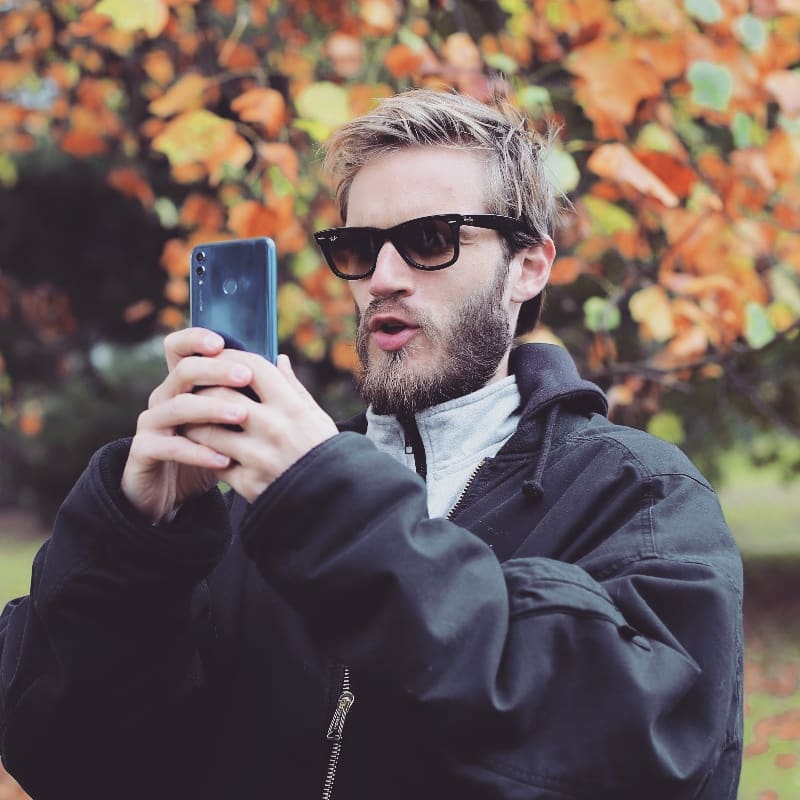 Самый популярный блогер. PEWDIEPIE. Знаменитые блоггеры. Самый знаменитый блоггер. Неизвестный блоггер.