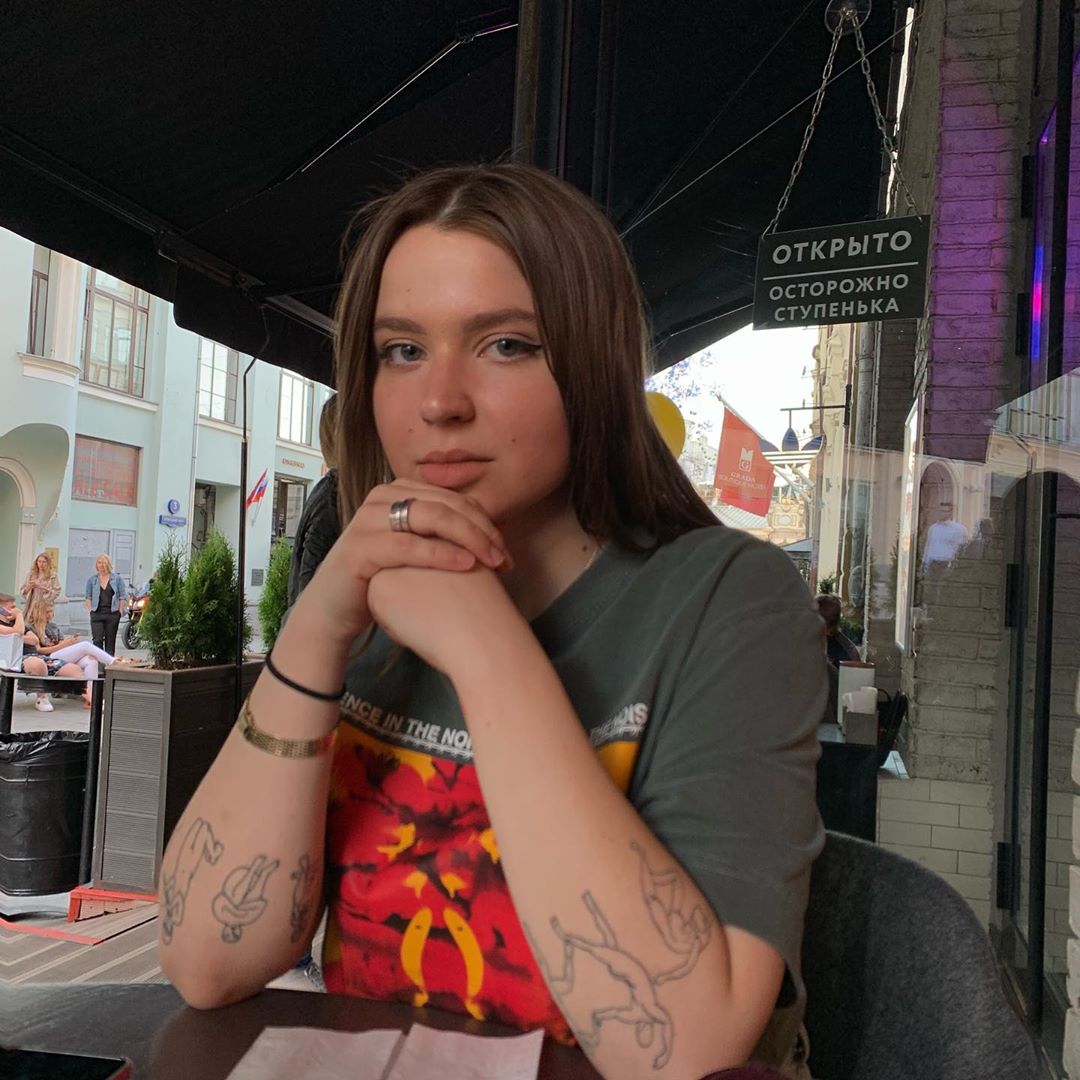 Комикс необычная жизнь. Эрин чиамулон. Жизнь эрики. Эрин карплак 2020. Жизнь эрики.